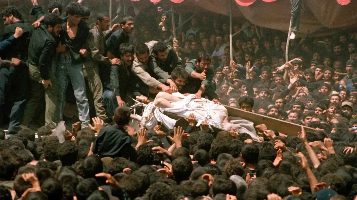 "جن جنون الجميع".. فوضى محتملة في جنازة خامنئي مثل الخميني