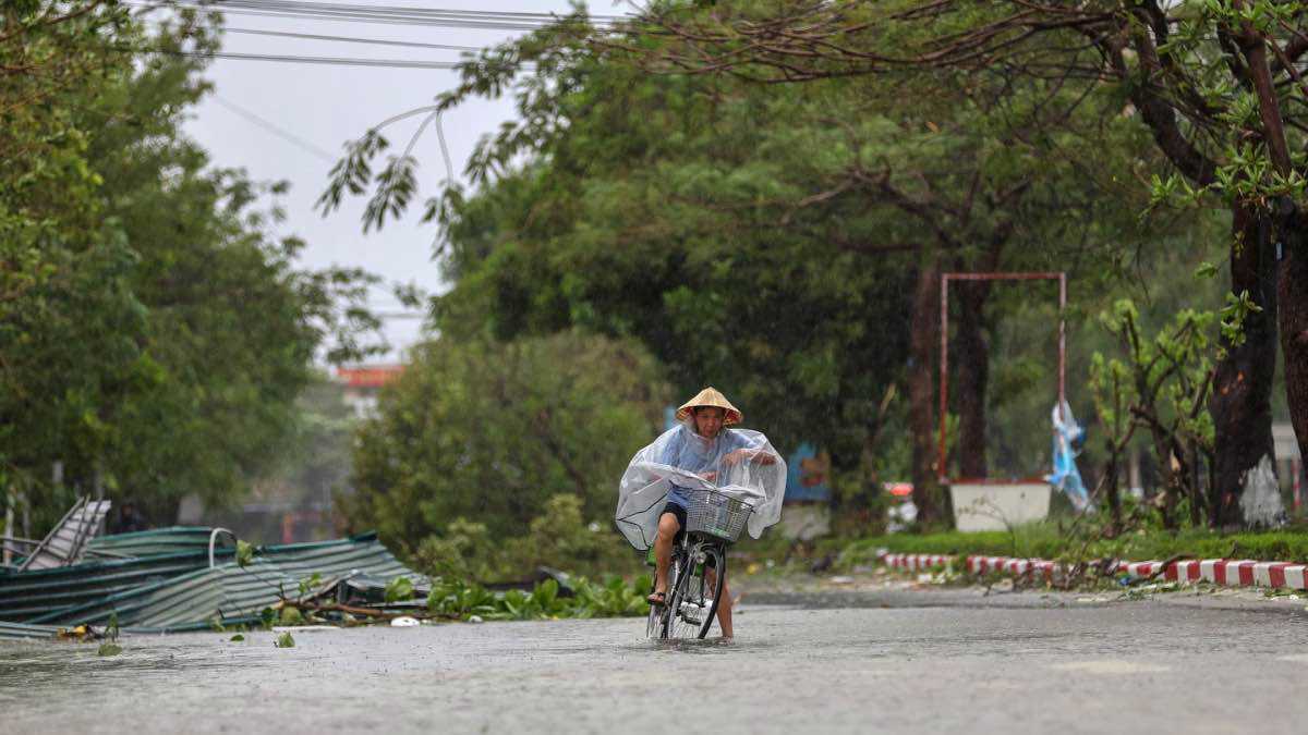 "بوالوي" تودي بحياة 12 شخصا وفقدان آخرين في فيتنام