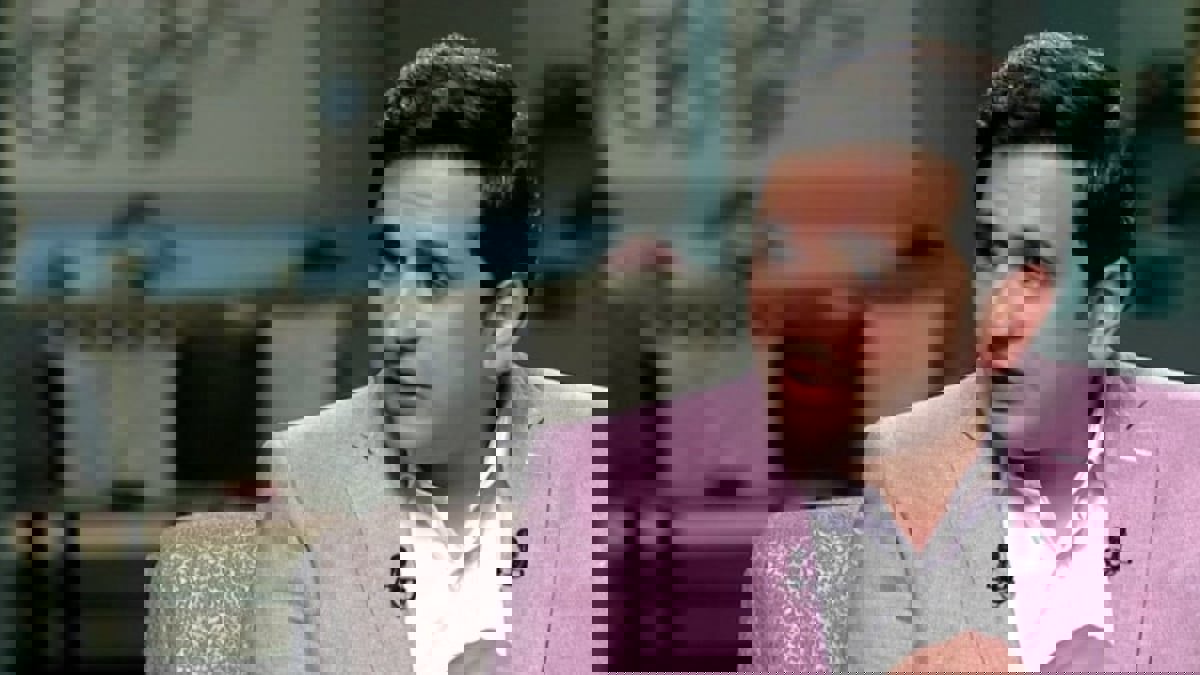 ظهر بحذاء عليه علم الكويت.. الفنان المصري مصطفى خاطر يعتذر (فيديو)