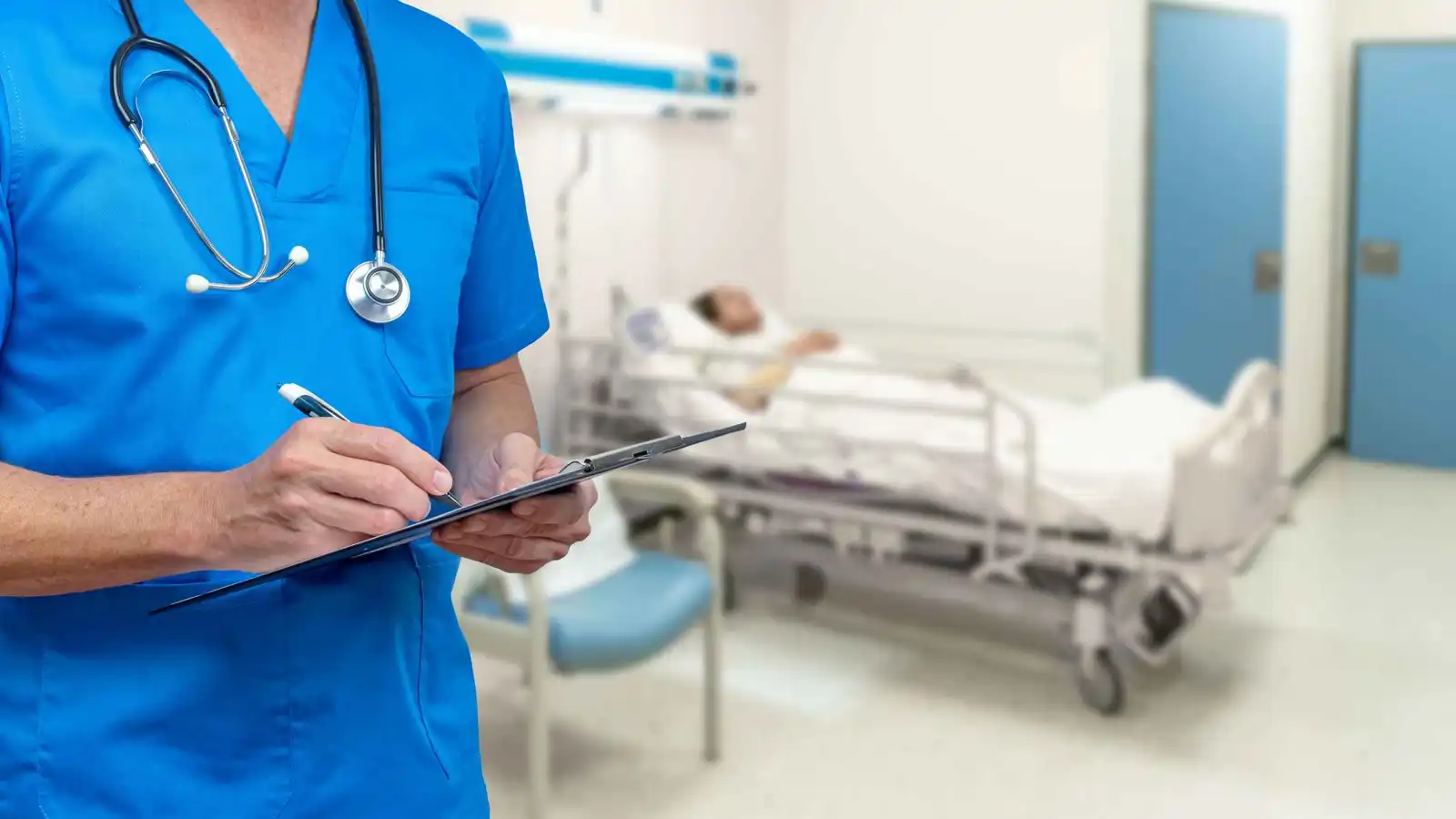 السجن لممرض "مزيف" عرض حياة المسنين للخطر