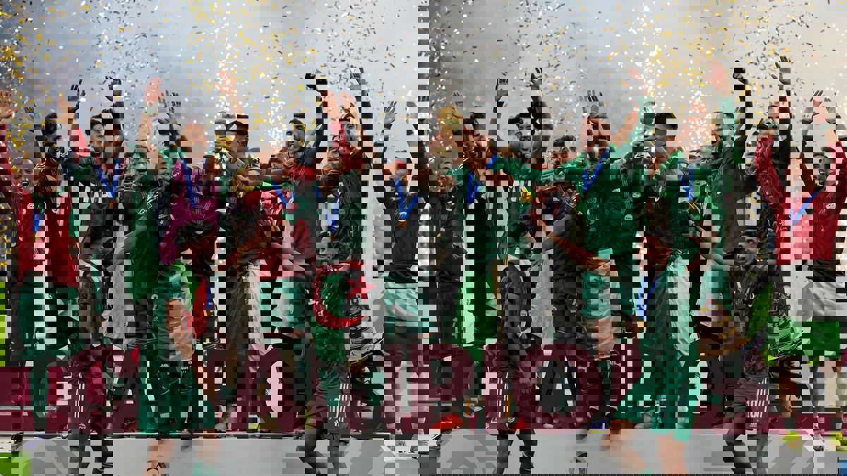 والي وهران يكرم الثلاثي يوسف بلايلي وبغداد بونجاح وبن عيادة بميداليات ذهبية