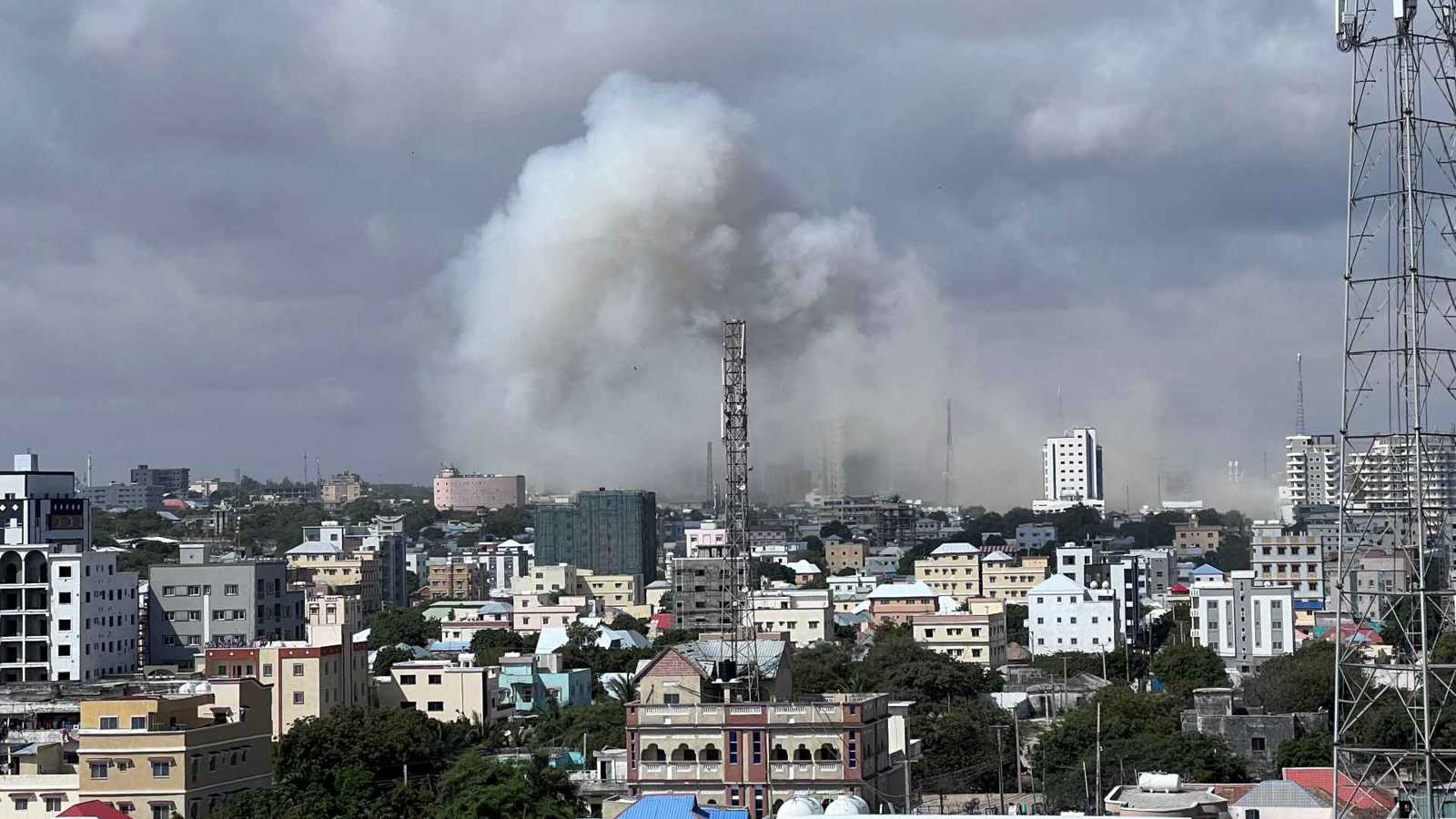 الصومال.. انفجار هائل وإطلاق نار قرب مقر الرئاسة في مقديشو (فيديو)