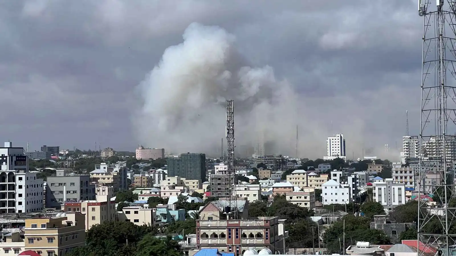 الصومال.. انفجار هائل وإطلاق نار قرب مقر الرئاسة في مقديشو (فيديو)