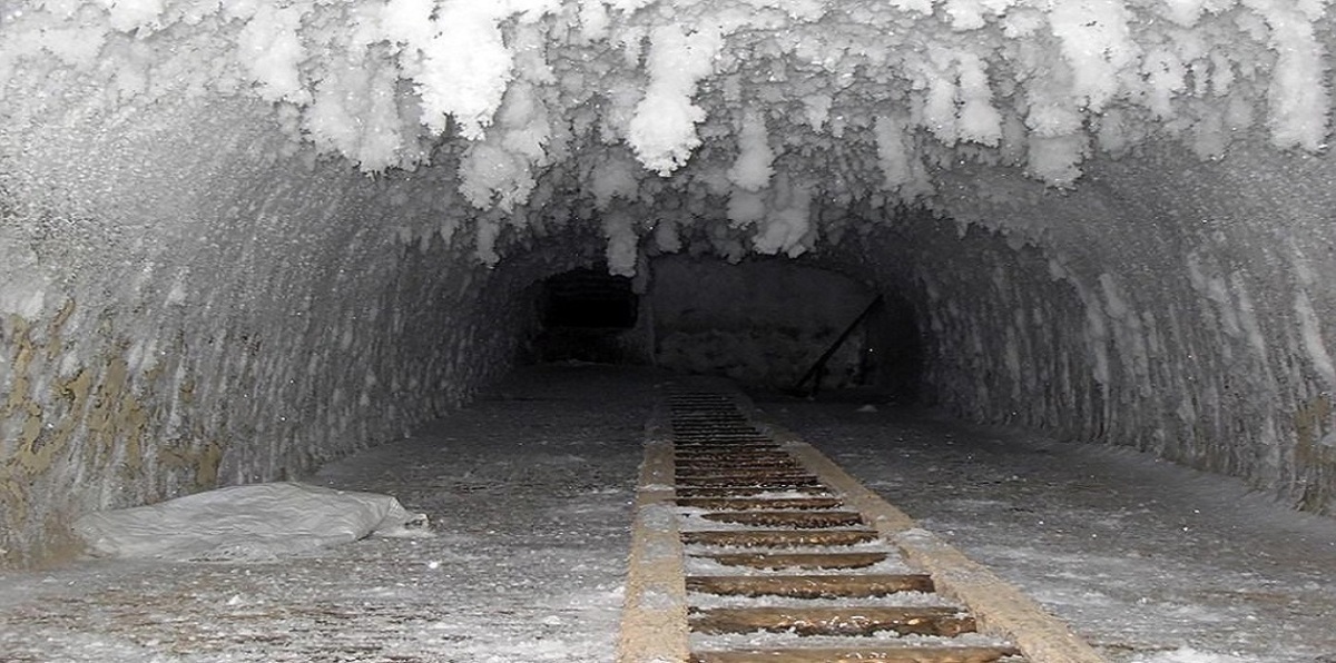 شيّد أيام الحرب الباردة.. قصر "ستالين" الجليدي يبدأ بالذوبان
