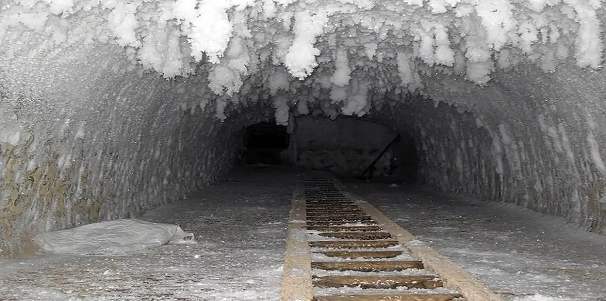 شيّد أيام الحرب الباردة.. قصر "ستالين" الجليدي يبدأ بالذوبان