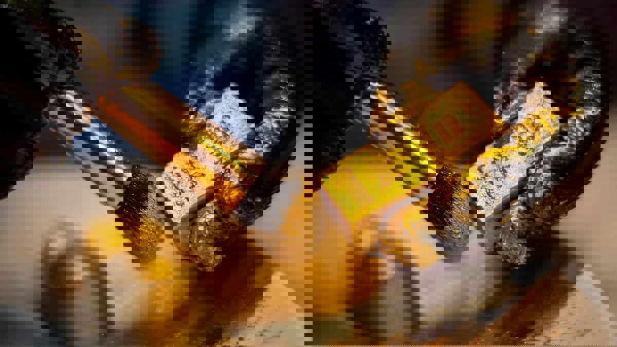 وسط ضغوط.. النفط يرتفع والذهب يتراجع إلى مستوى قياسي