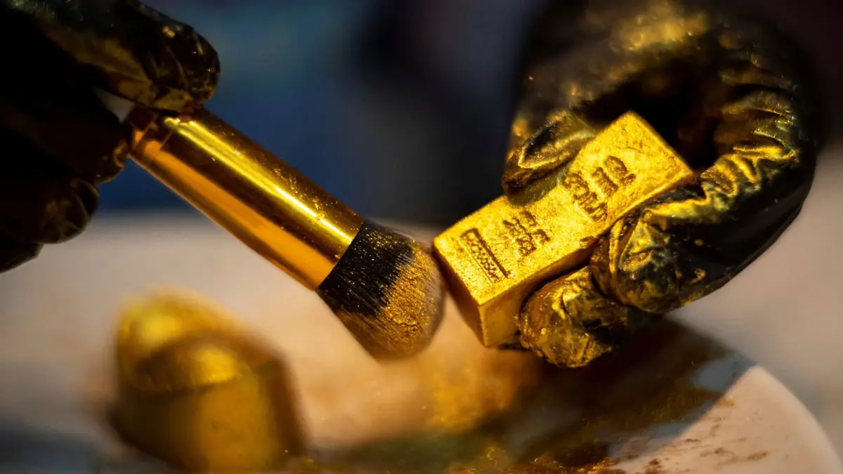 وسط ضغوط.. النفط يرتفع والذهب يتراجع إلى مستوى قياسي