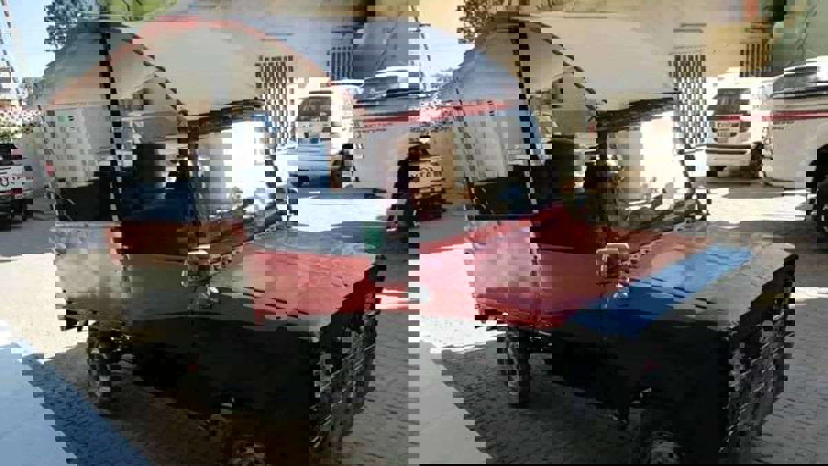 بمواد محلية.. سوداني يطوّر سيارة تعمل بالطاقة الشمسية