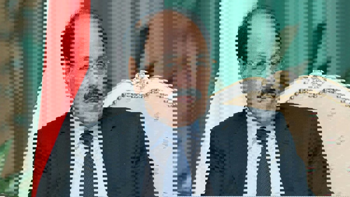 أول تعليق من علي محسن الأحمر بعد إعفائه من منصبه نائباً للرئيس اليمني