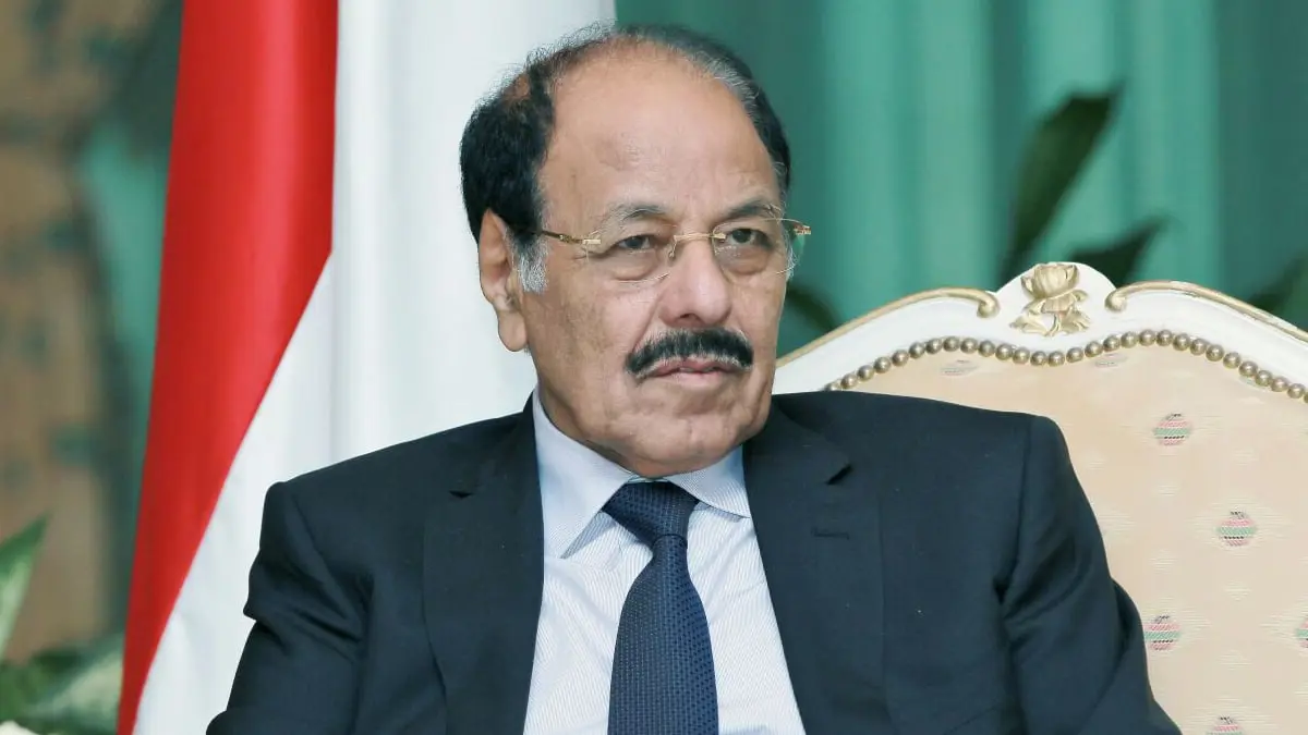 أول تعليق من علي محسن الأحمر بعد إعفائه من منصبه نائباً للرئيس اليمني