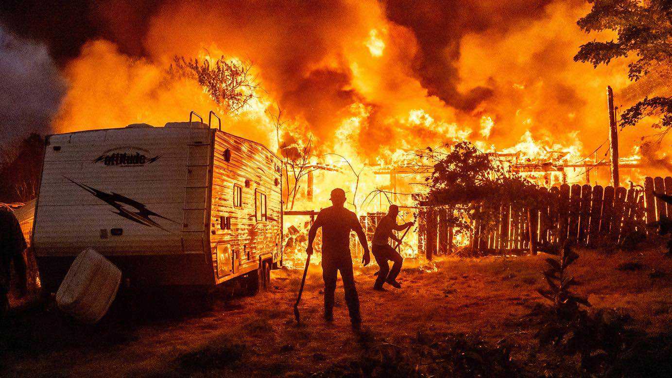 حريق ضخم يدمر بلدة تاريخية في كاليفورنيا (فيديو)