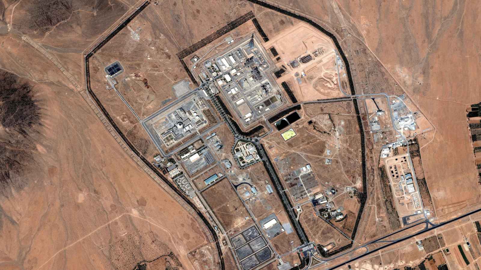 الطاقة الذرية تعلن تضرر بنايات رئيسة في مفاعل "خنداب" الإيراني