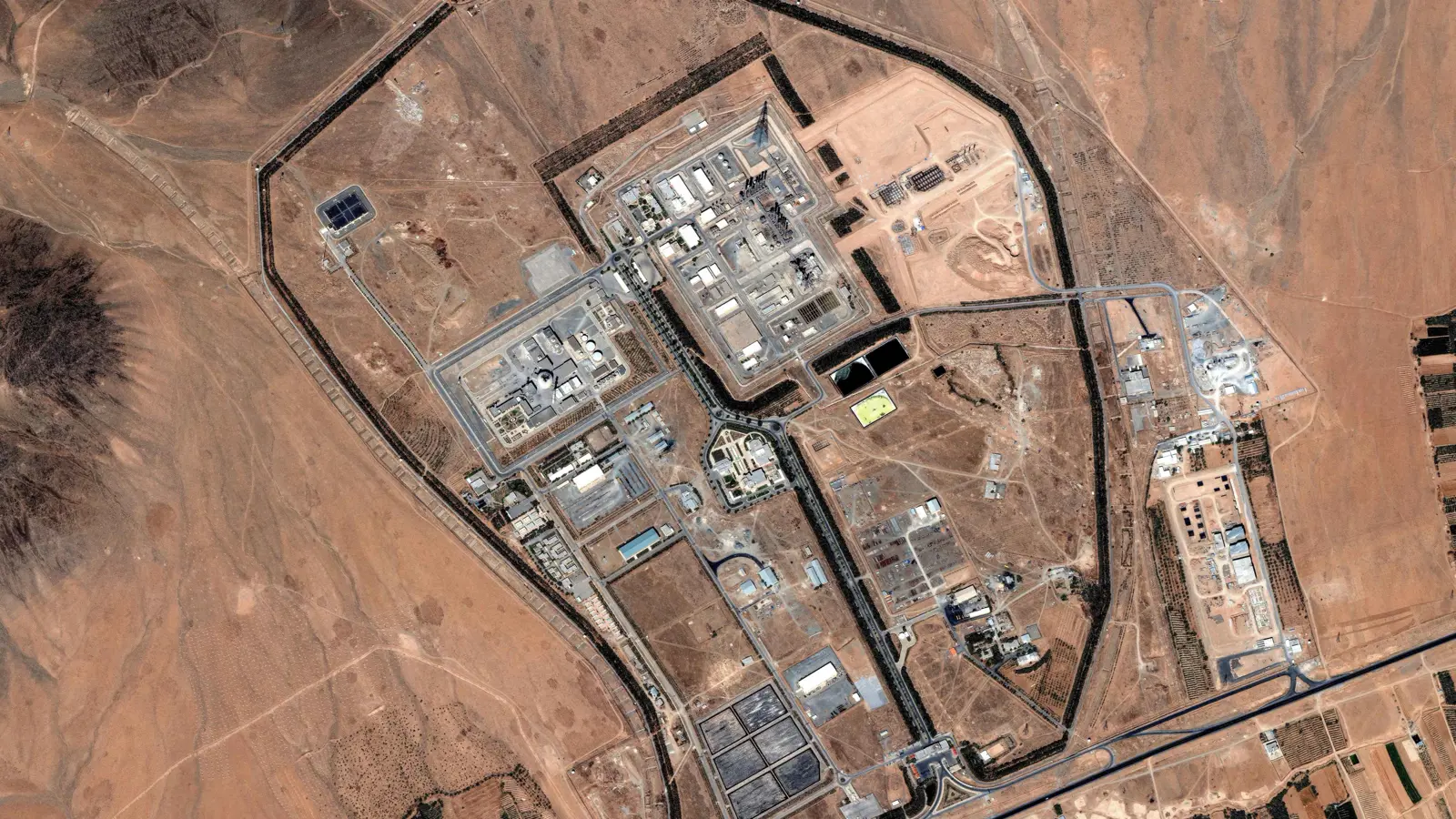 الطاقة الذرية تعلن تضرر بنايات رئيسة في مفاعل "خنداب" الإيراني