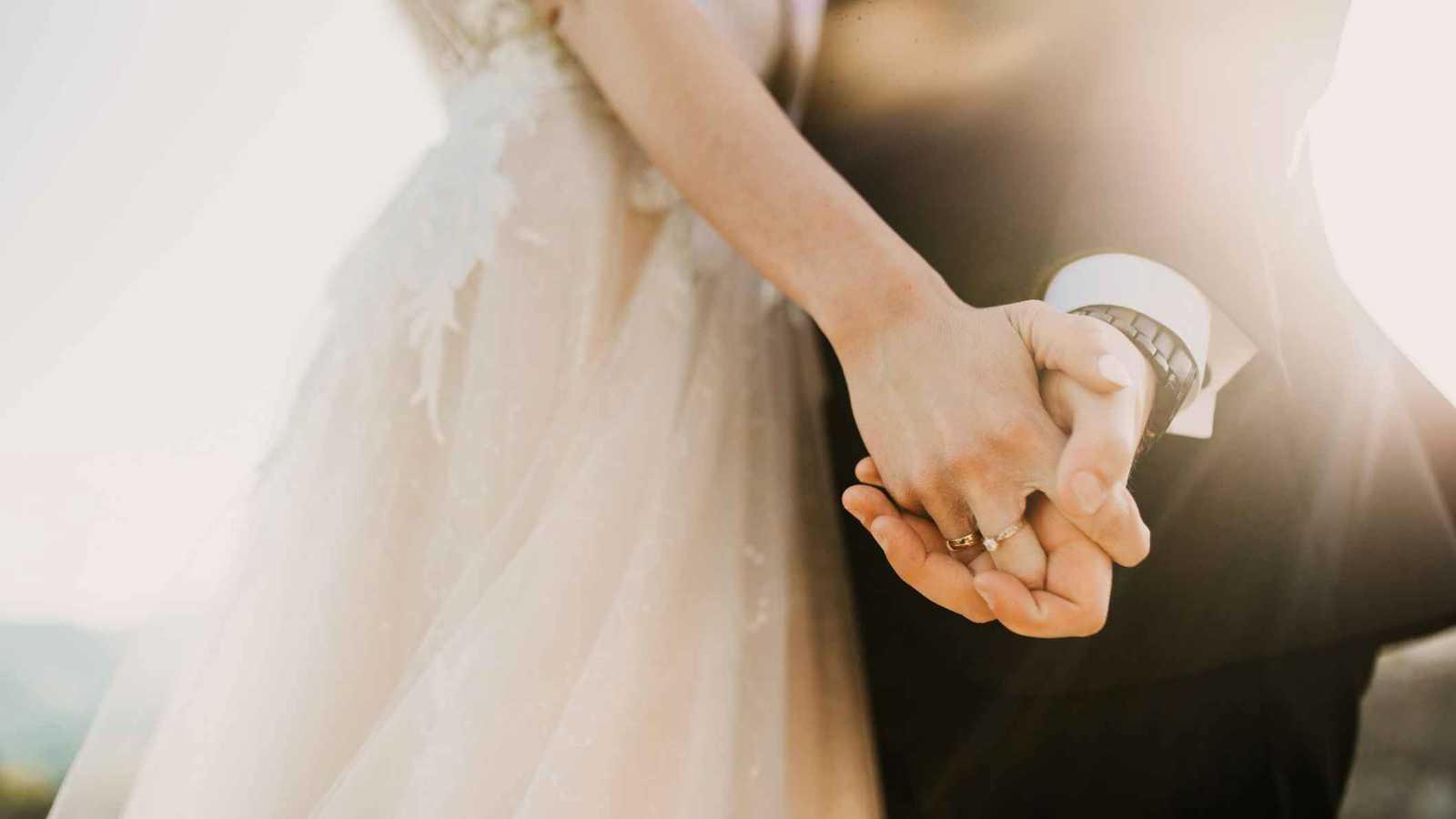 امرأة تتزوج عريساً افتراضياً أنشأته في "تشات جي بي تي" (فيديو)