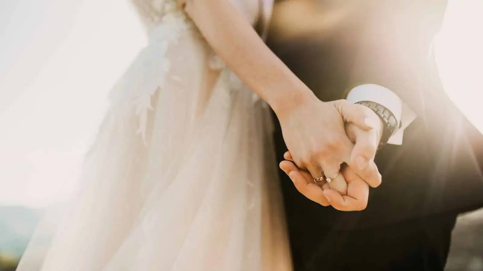 امرأة تتزوج عريساً افتراضياً أنشأته في "تشات جي بي تي" (فيديو)