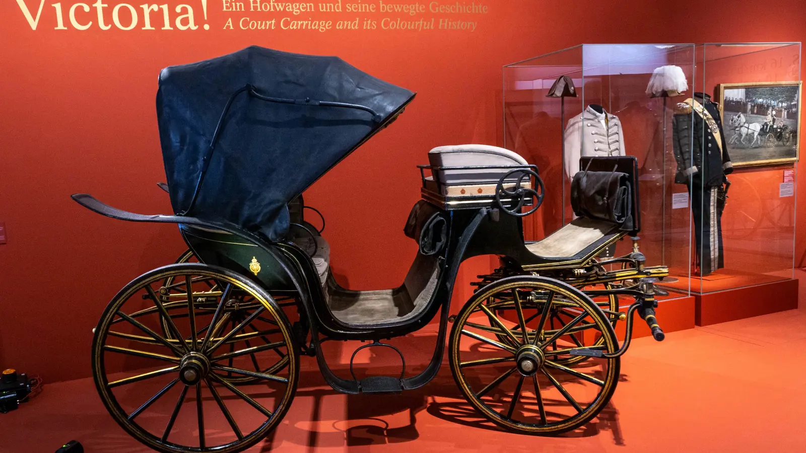 عشية عيد الميلاد.. عربة إمبراطور النمسا تجذب السياح (صورة)