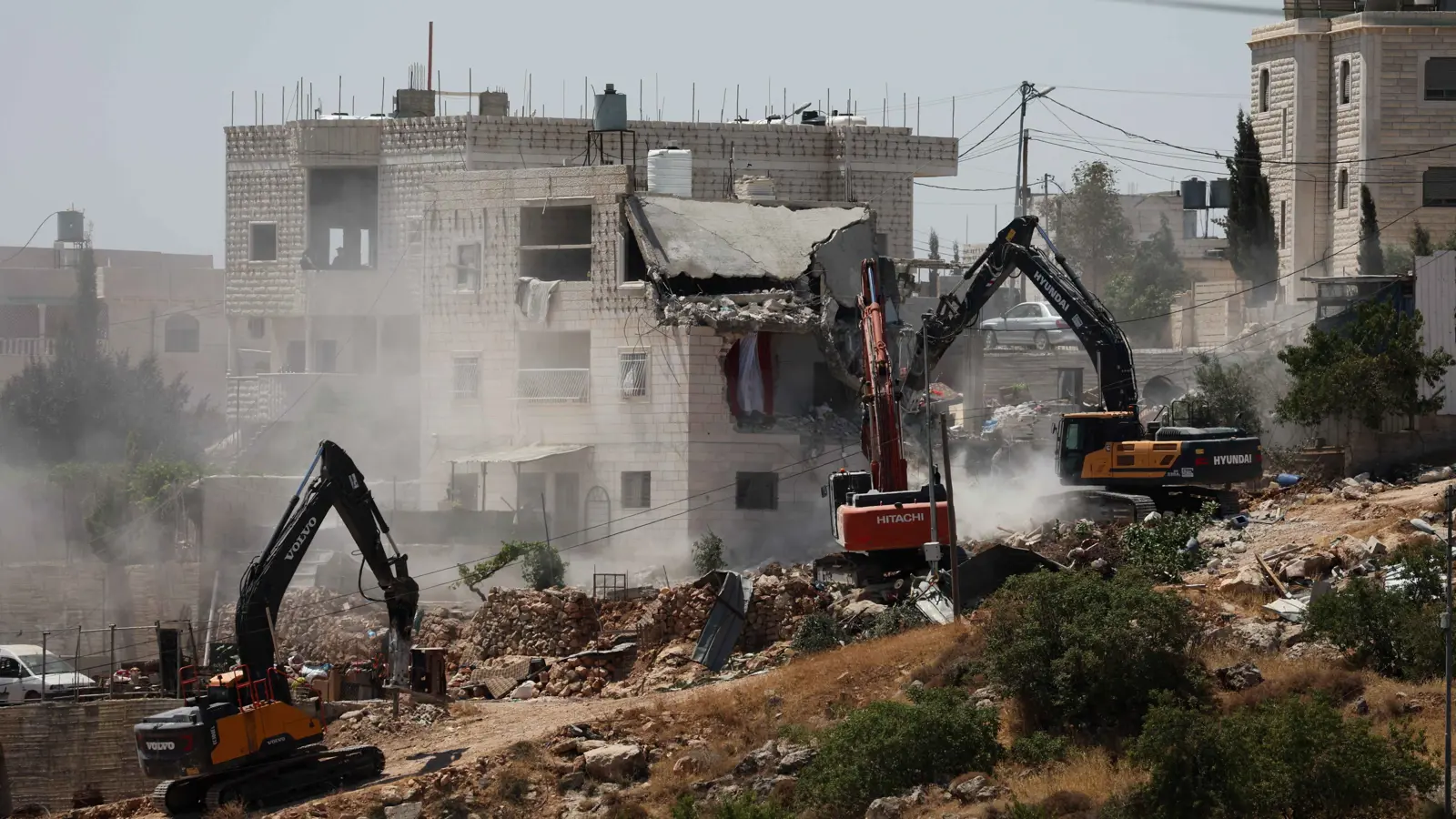 جرافات إسرائيلية تقتلع مئات الأشجار في قرية فلسطينية بالضفة