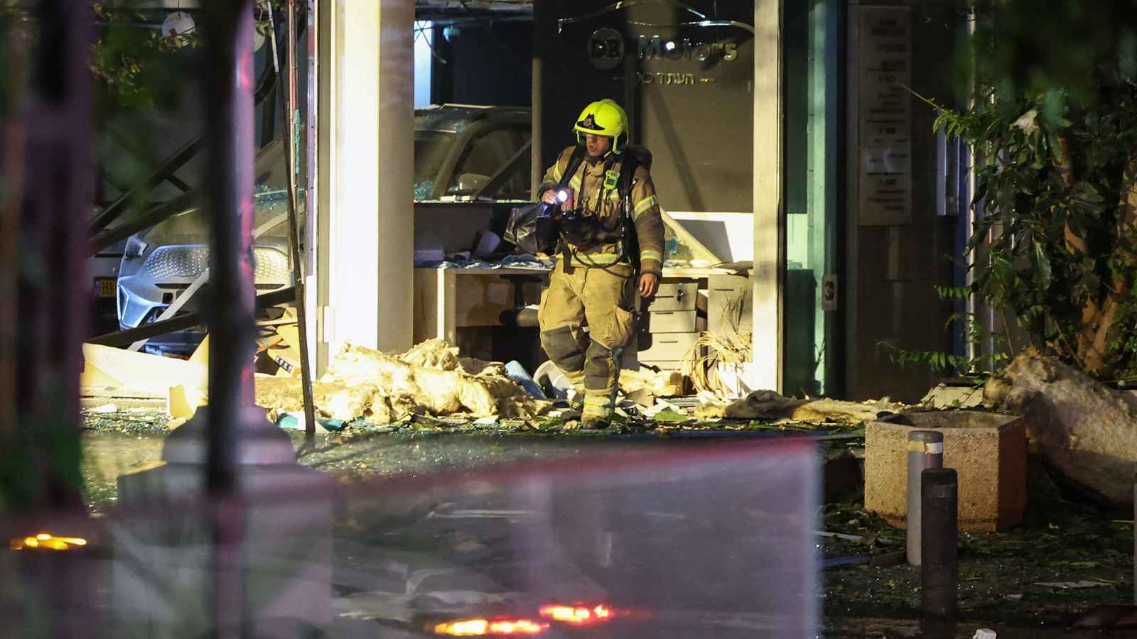 سقوط صاروخ على قاعدة "بيت ليد" العسكرية شمالي تل أبيب (فيديو)