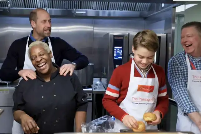 الأمير جورج مع والده يعد الطعام في المؤسسة