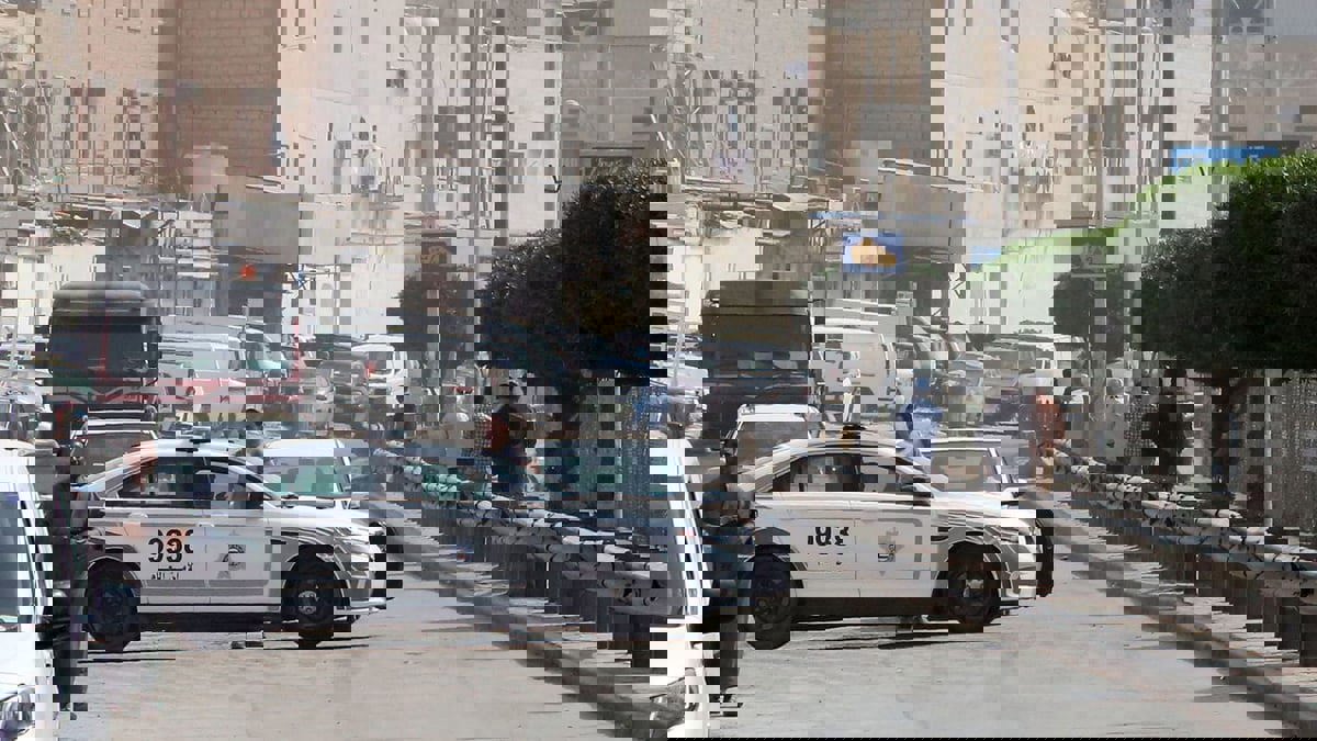 العثور على كويتي متوفى داخل سيارته بـ"شبهة جنائية"