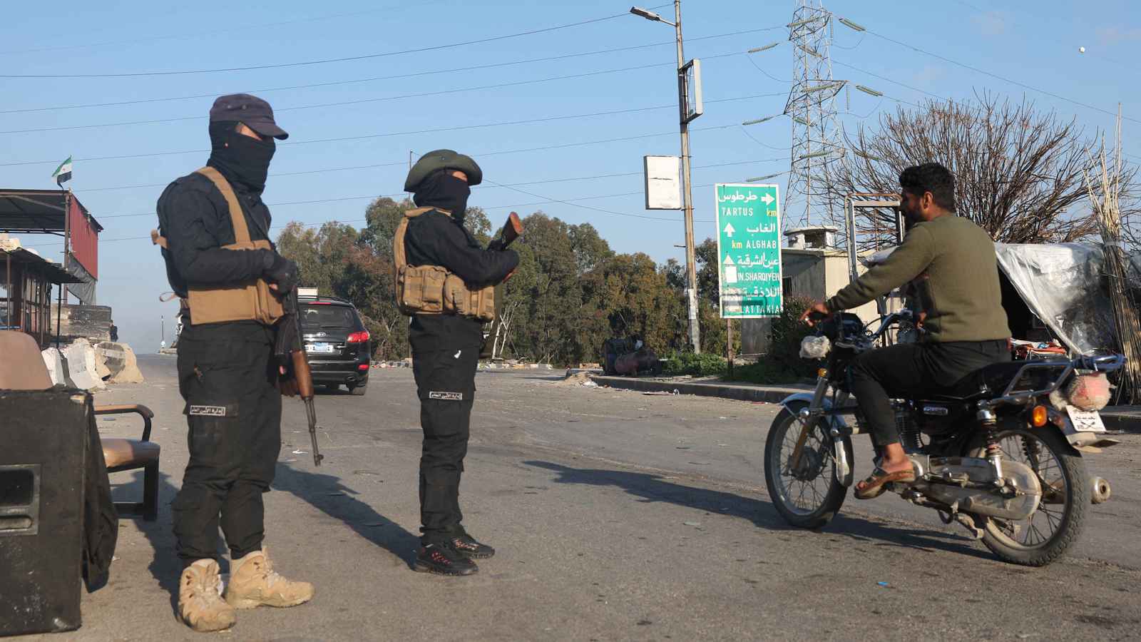 وسط خوف وترقب.. حظر تجوّل في الدالية بريف جبلة السورية