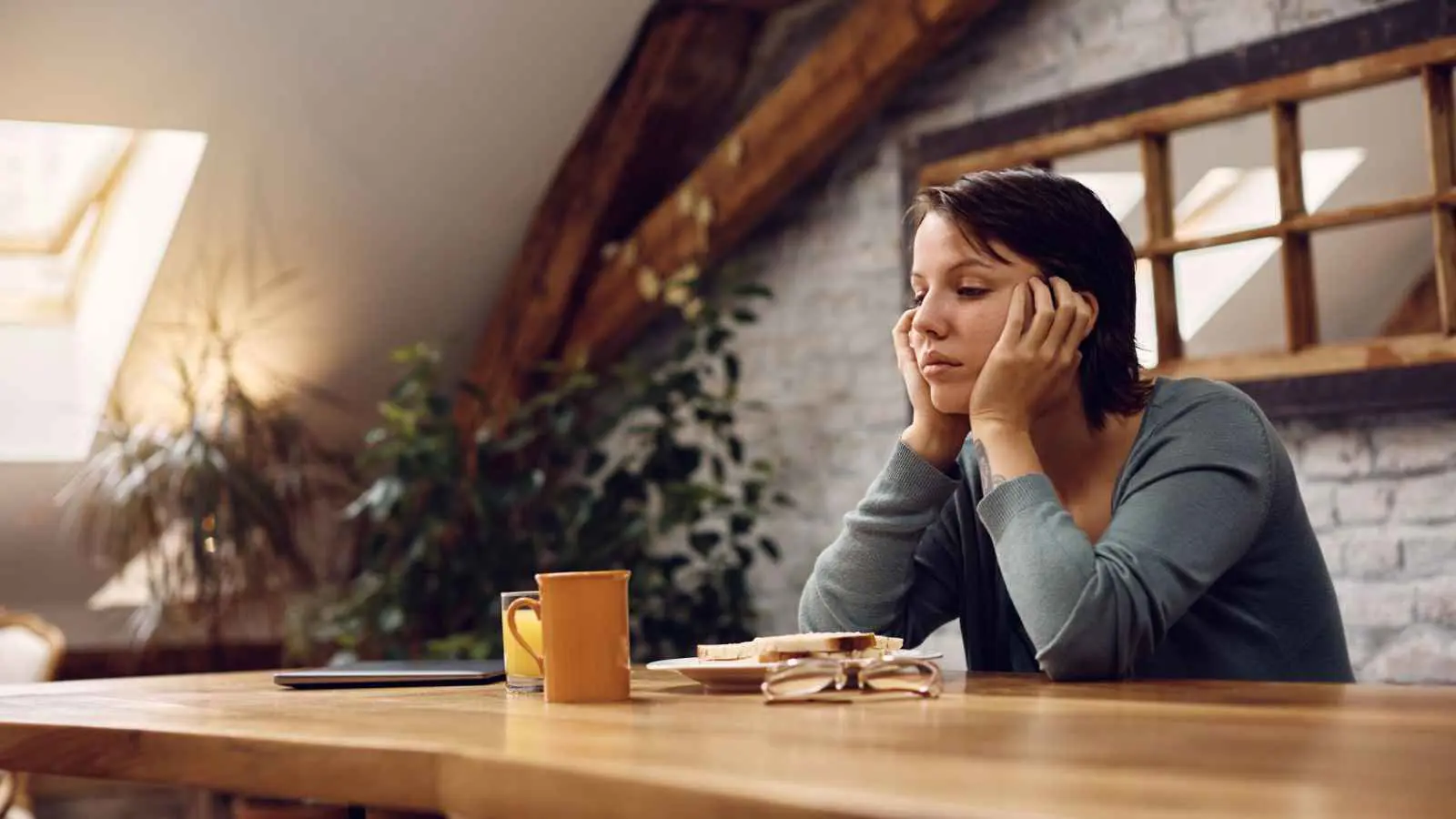 هل الاكتئاب والسعادة ينتقلان كالعدوى؟