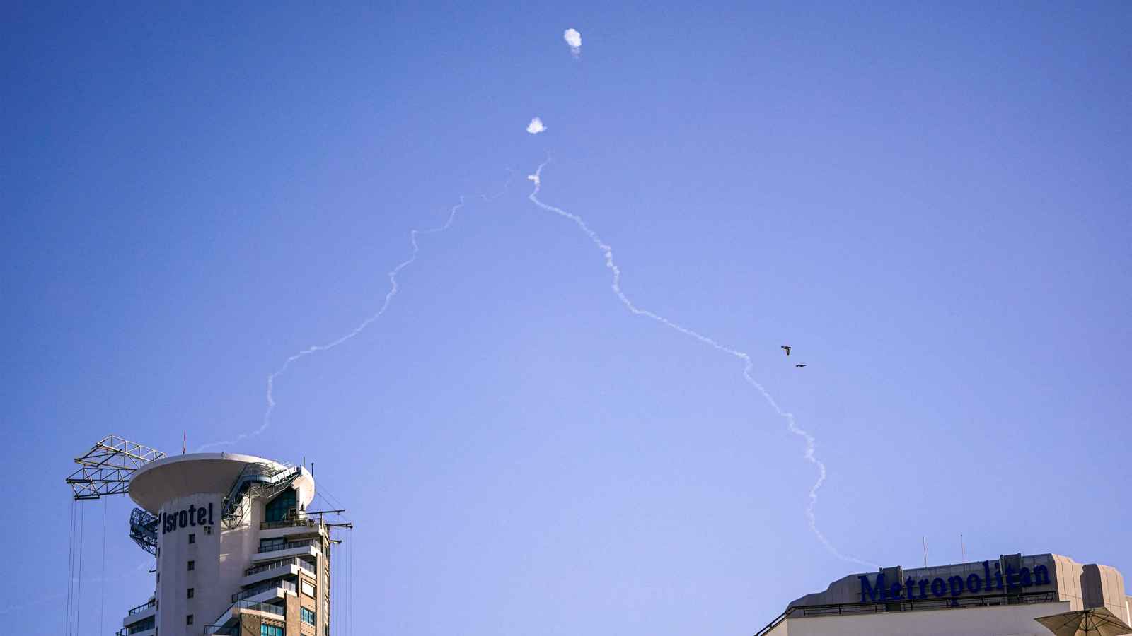 وصلت القدس.. شظايا الصاروخ اليمني تثير هلع الإسرائيليين