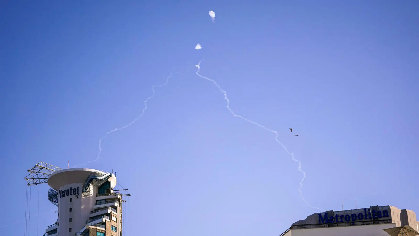 وصلت القدس.. شظايا الصاروخ اليمني تثير هلع الإسرائيليين