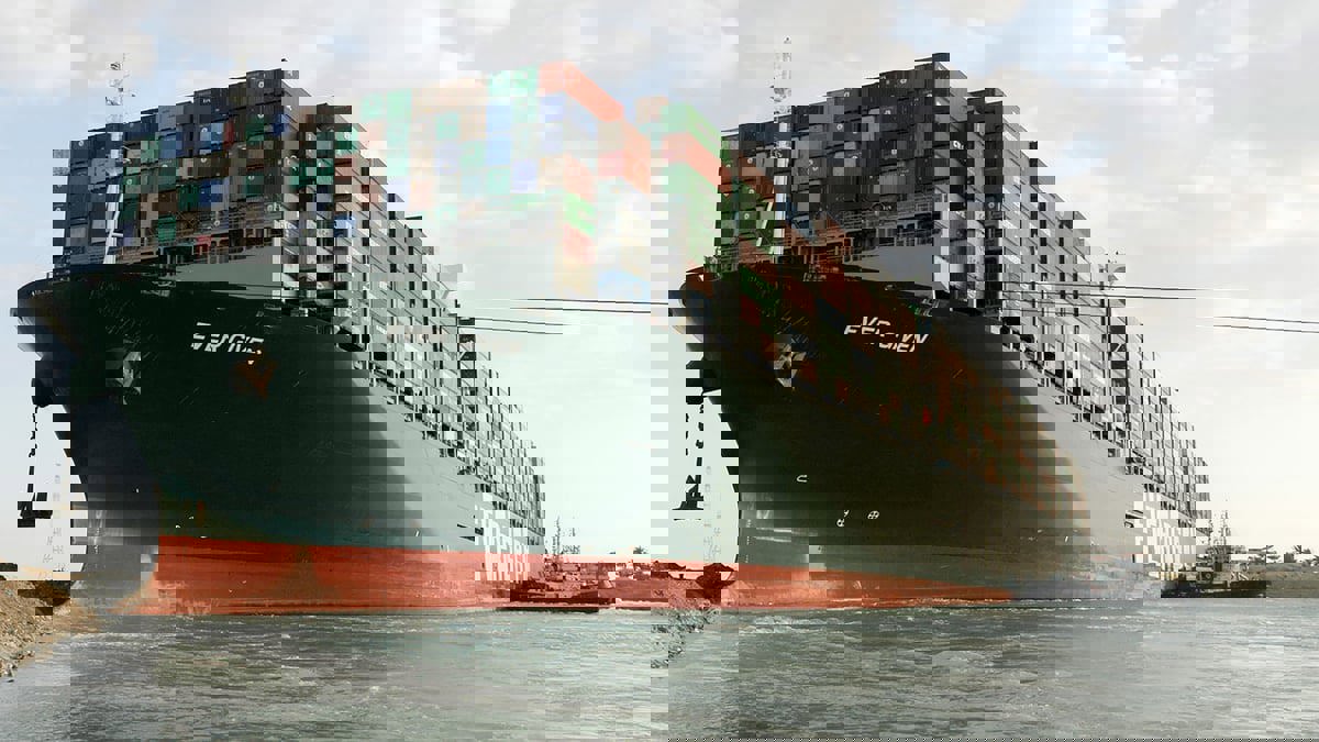 محامي "إيفرغيفن" يكشف حقيقة التوصل لاتفاق مع هيئة قناة السويس