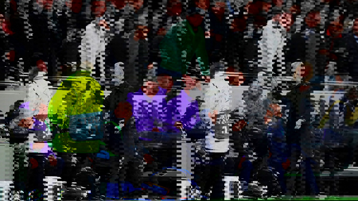 مباراة توتنهام وأولمبياكوس: مورينيو يعطي التحية لحامل الكرات بعد تسببه في هدف التعادل (فيديو)