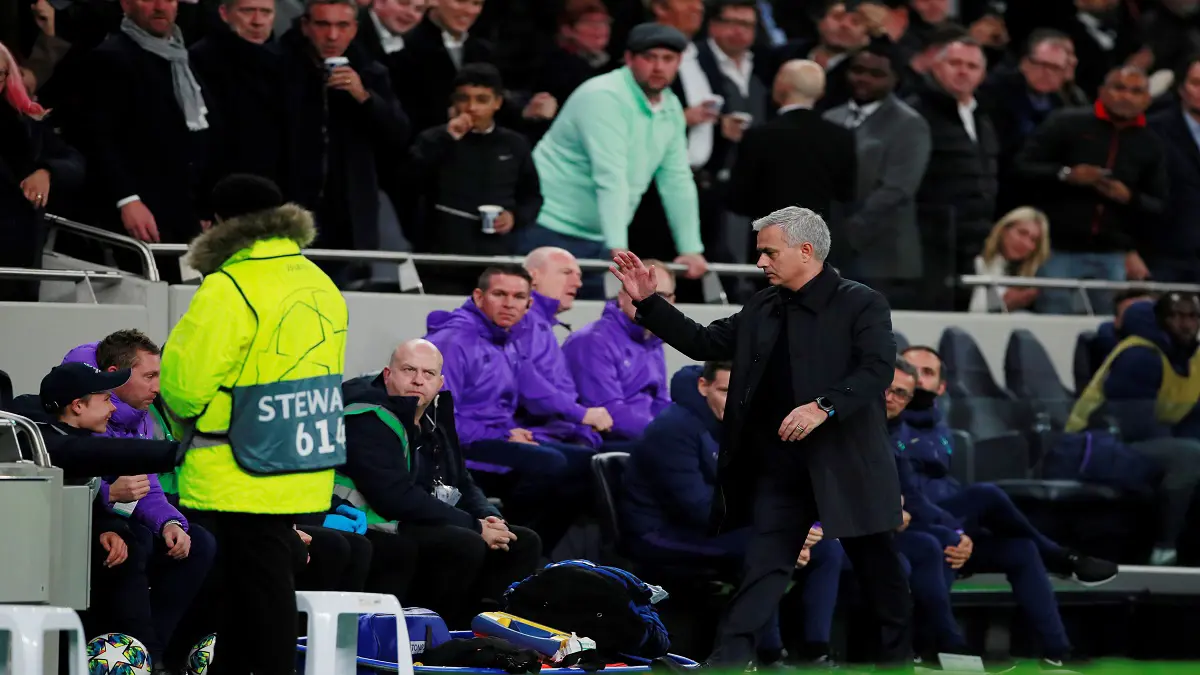 مباراة توتنهام وأولمبياكوس: مورينيو يعطي التحية لحامل الكرات بعد تسببه في هدف التعادل (فيديو)