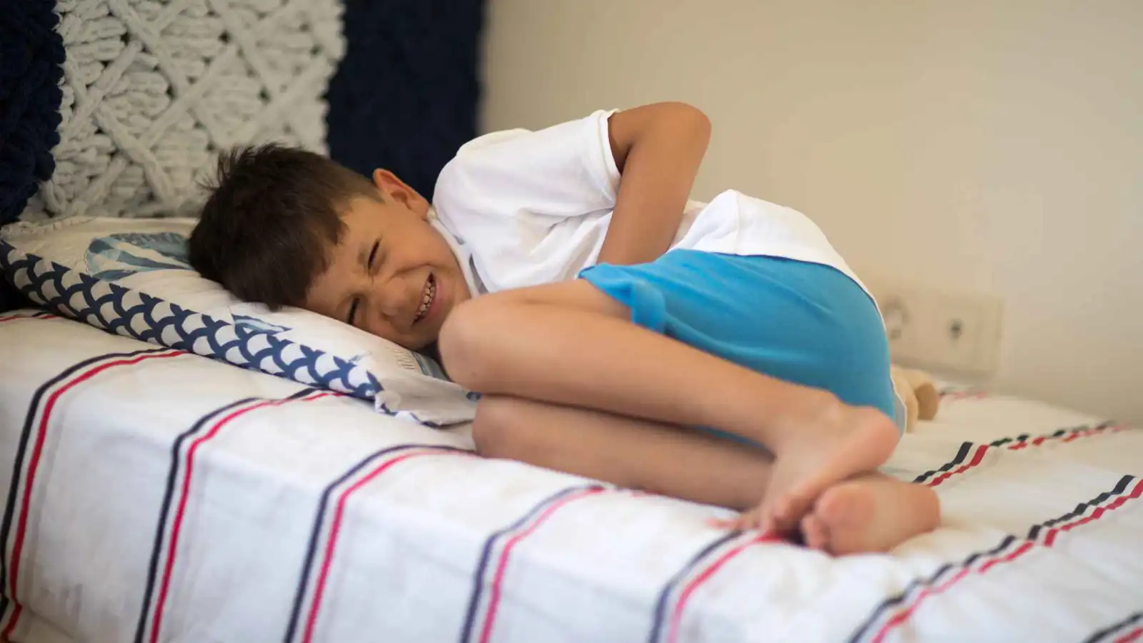 ألم البطن عند الأطفال.. 5 إشارات تحذيرية لا يجب تجاهلها