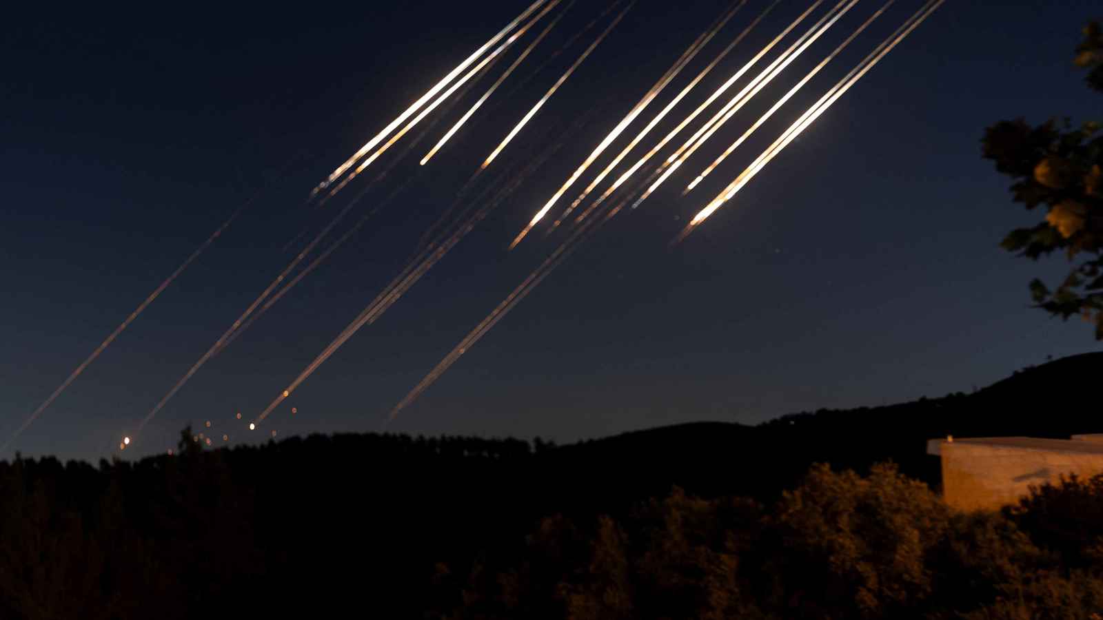 قتيل و14مصابًا بهجمات إيرانية على إسرائيل