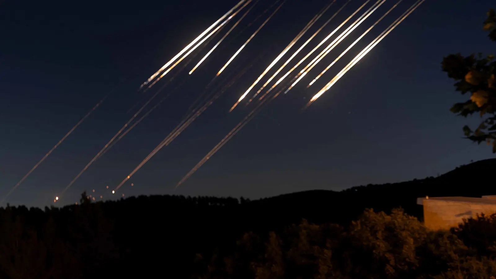 قتيل و14مصابًا بهجمات إيرانية على إسرائيل