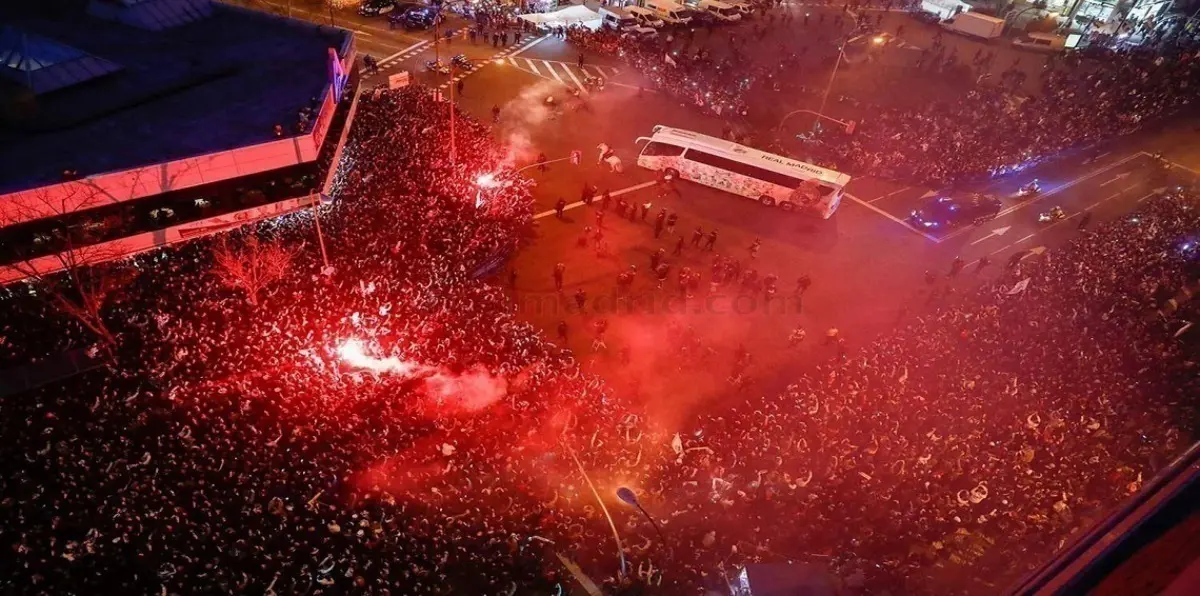 مباراة ريال مدريد وباريس سان جيرمان.. استقبال أسطوري لحافلة الميرنغي (صور)