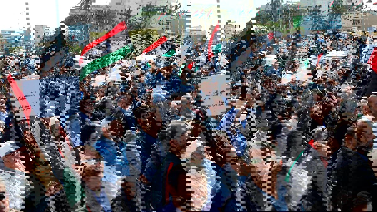 الجيش الليبي يؤكد حماية المتظاهرين ويحذر من تسلل المخربين (فيديو)