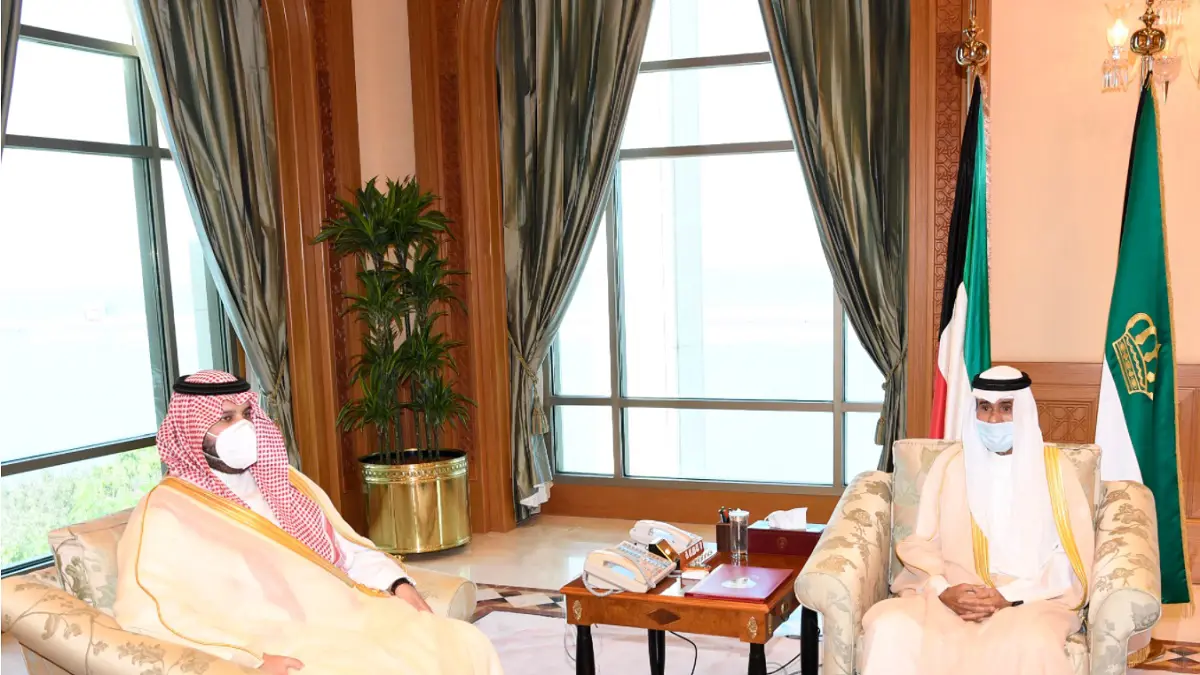 وزير سعودي يسلم أمير الكويت رسالة خطية من الملك سلمان وولي عهده