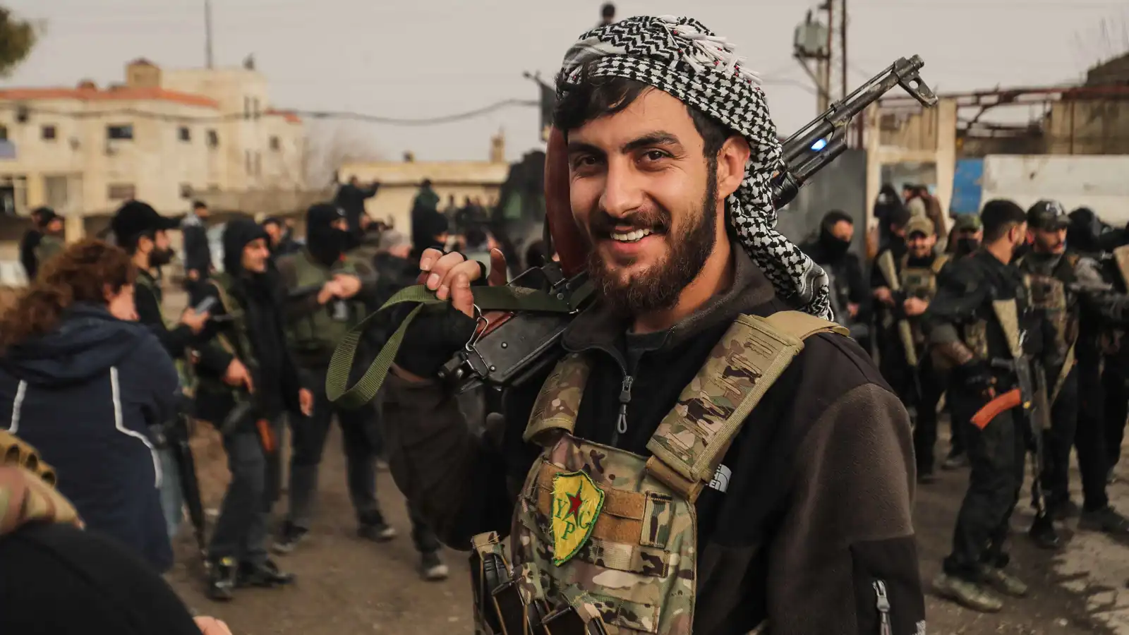 القوات الكردية تفرض حظرا للتجوال في القامشلي قبل دخول قوات الأمن السورية