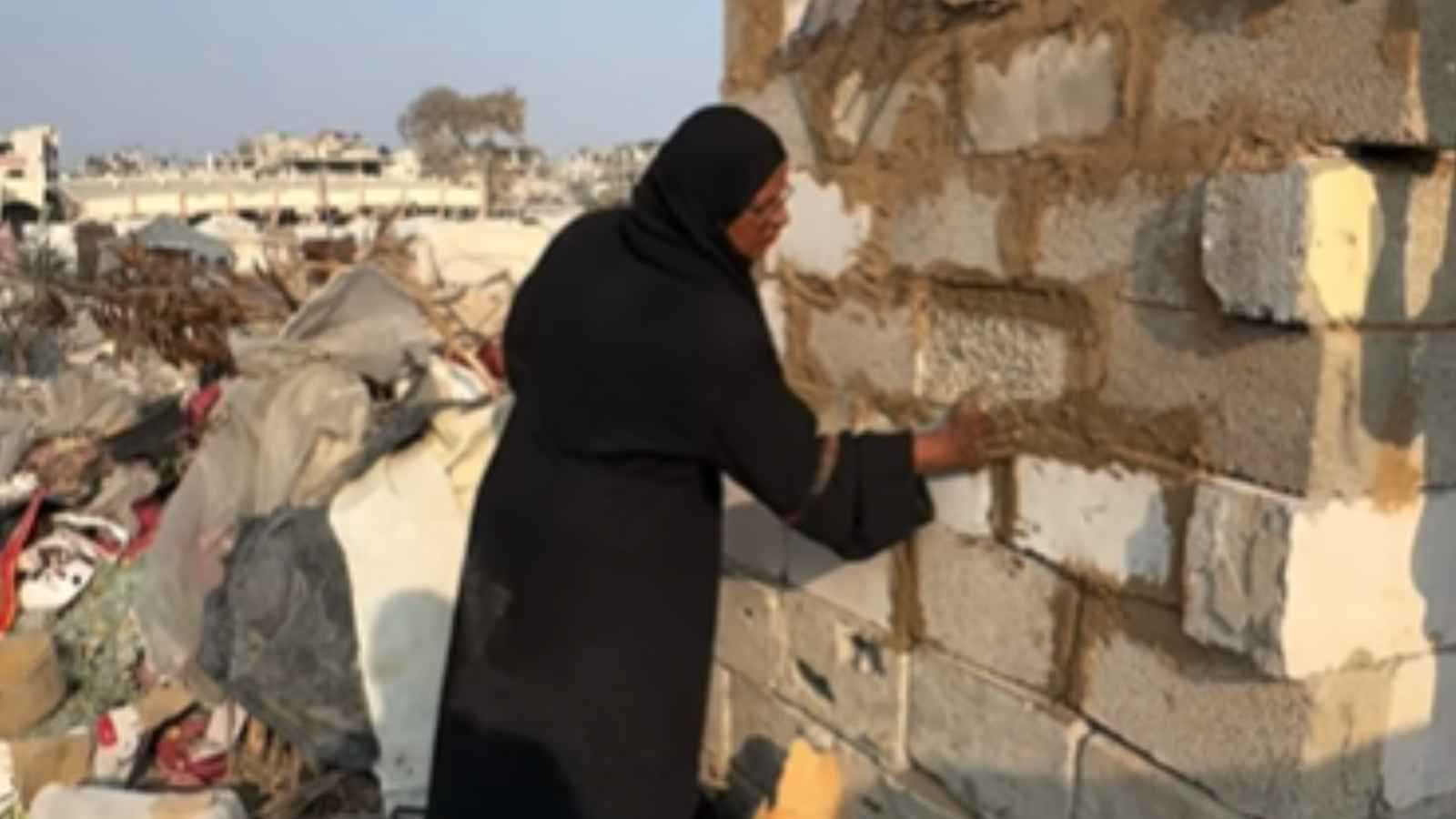 فلسطينية تشيد مأوى من أنقاض غزة لتقي أطفالها برد الشتاء (فيديو)