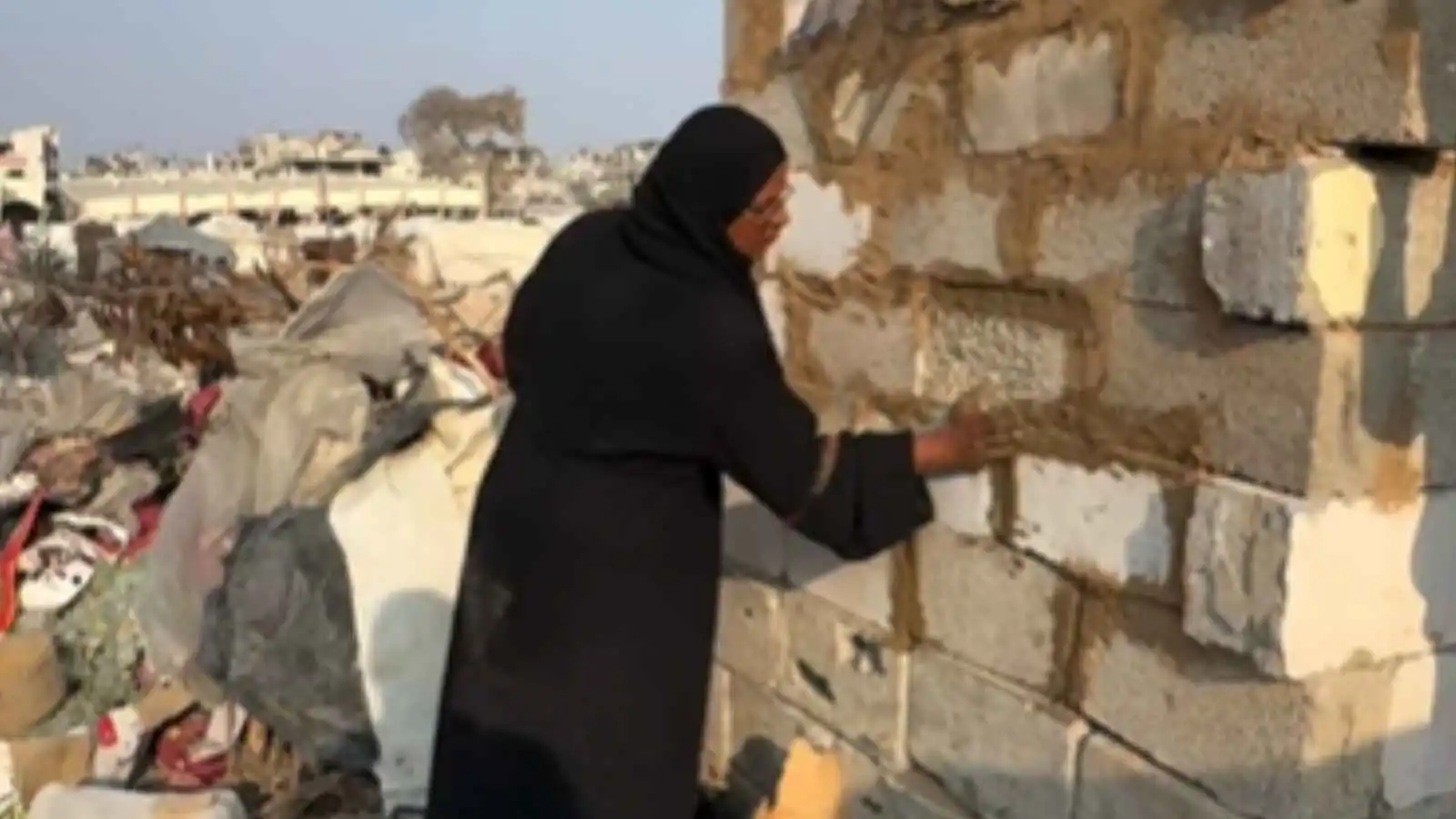 فلسطينية تشيد مأوى من أنقاض غزة لتقي أطفالها برد الشتاء (فيديو)