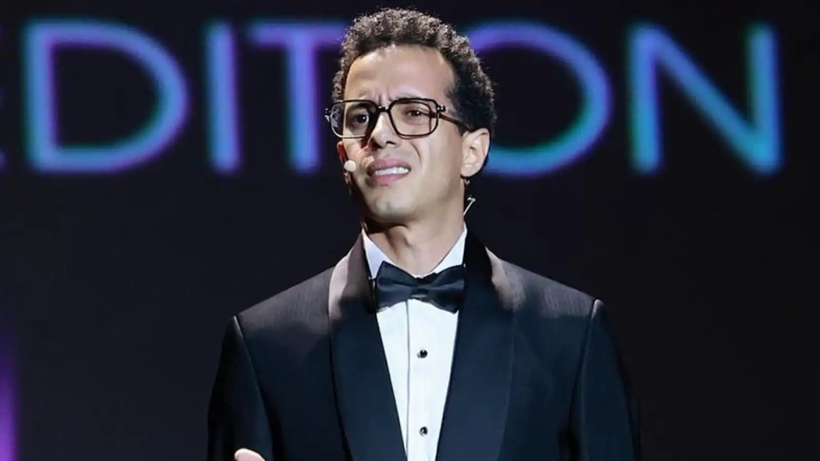 طه دسوقي يثير الجدل بأدائه الكوميدي في مهرجان الجونة (فيديو)