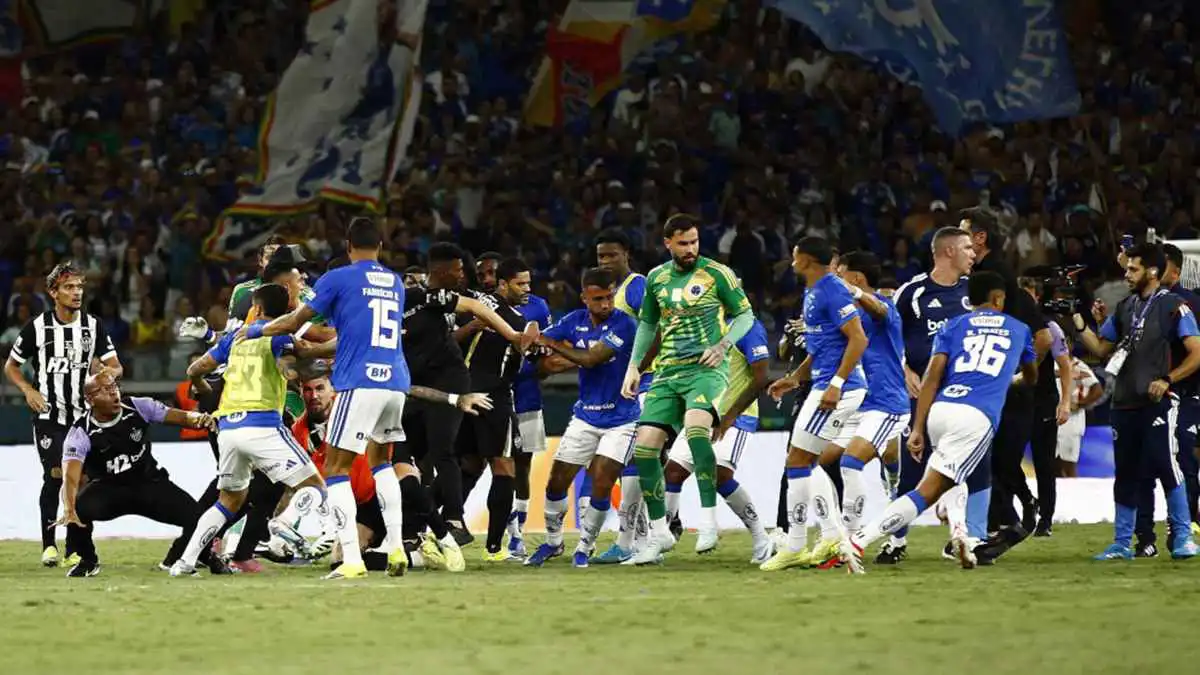 أحدهما أسقط الآخر.. اشتباك كبير بين نجمي الهلال السابقين (فيديو)