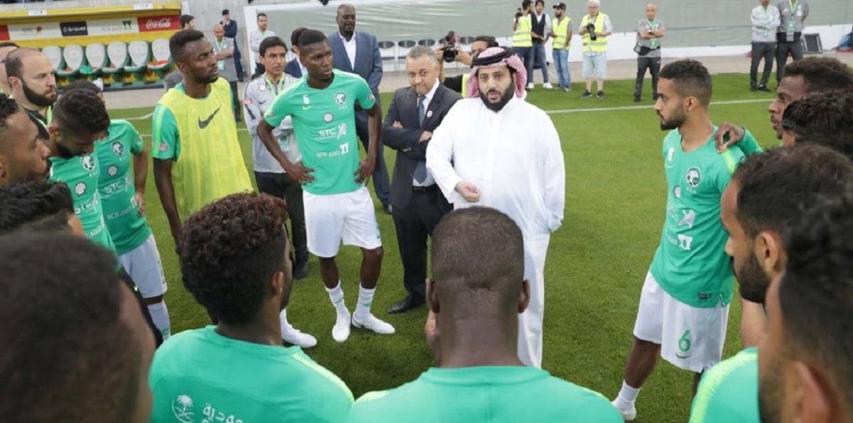 شاهد اجتماع تركي آل الشيخ باللاعبين قبل مباراة السعودية وإيطاليا‎ (فيديو وصور)