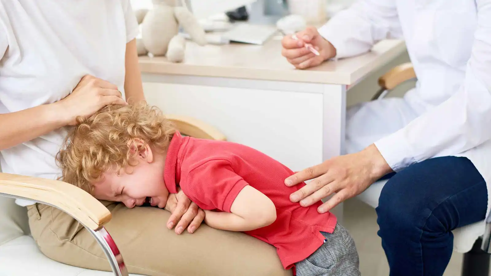 كيف تساعد طفلك على مواجهة الإجراءات الطبية دون خوف؟