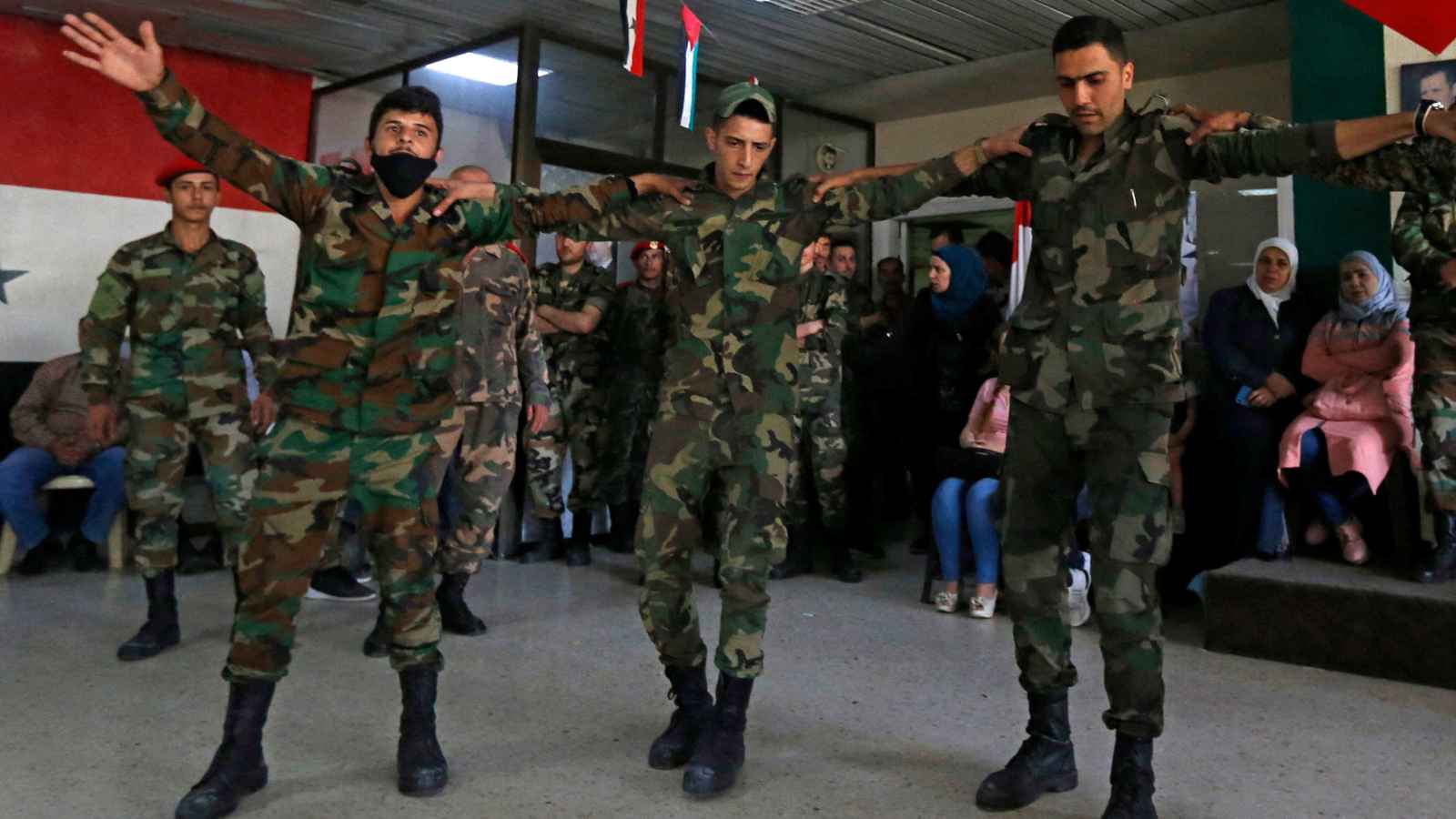 سوريا.. الإفراج عن 28 ضابطا من قوات النظام السابق