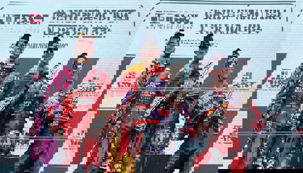 "مشكلة فنية" تصعد بأكوستا إلى منصات التتويج للمرة الأولى