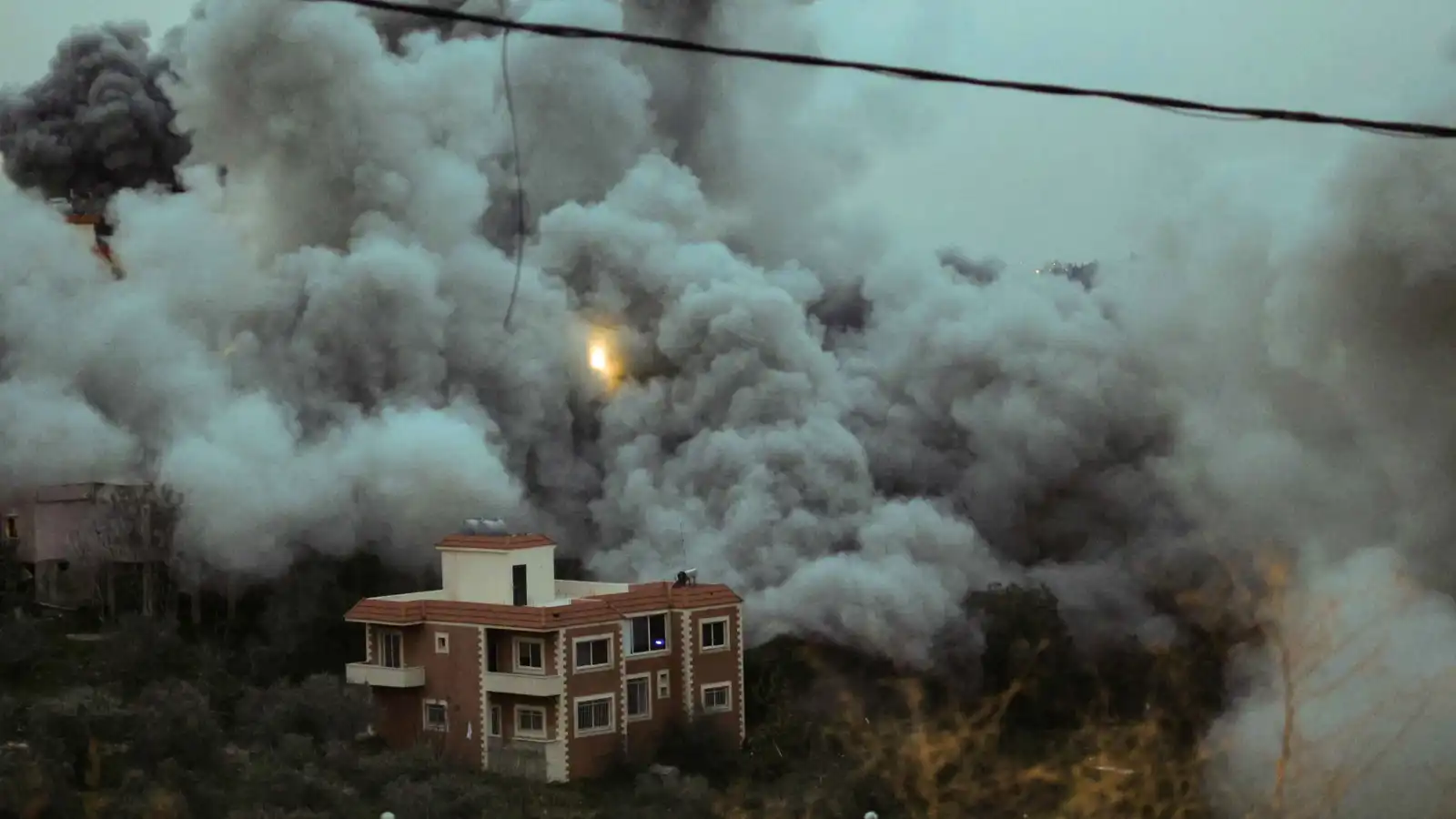 "الضغط بالنار".. هل تحولت الغارات الإسرائيلية على لبنان إلى "لغة تفاوض"؟