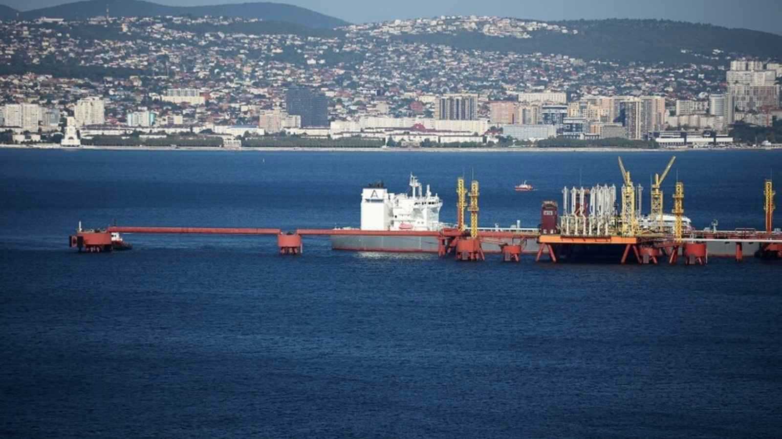 "مشينة".. الكرملين يندد بالضربة الأوكرانية على محطة بحر قزوين