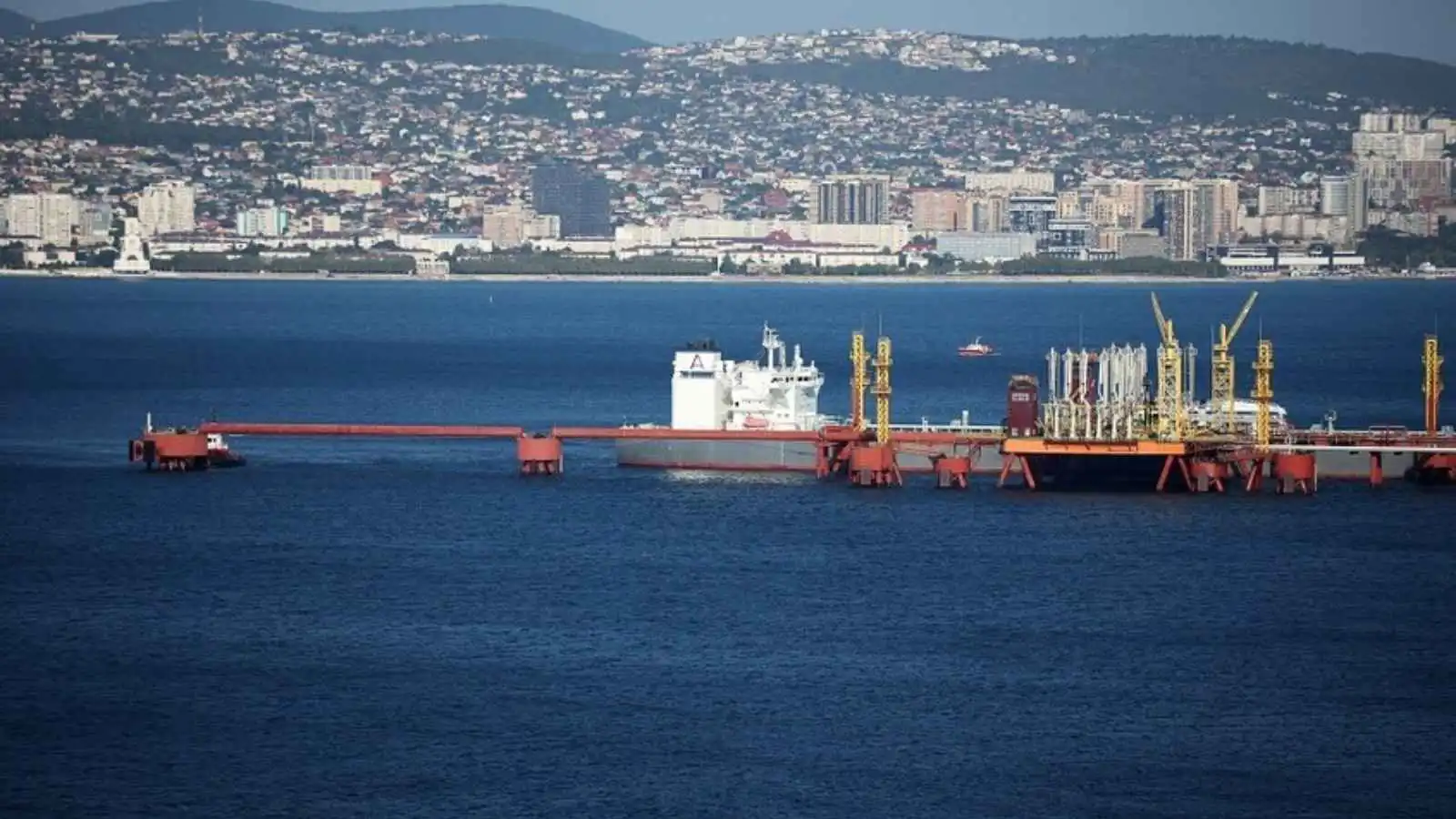 "مشينة".. الكرملين يندد بالضربة الأوكرانية على محطة بحر قزوين