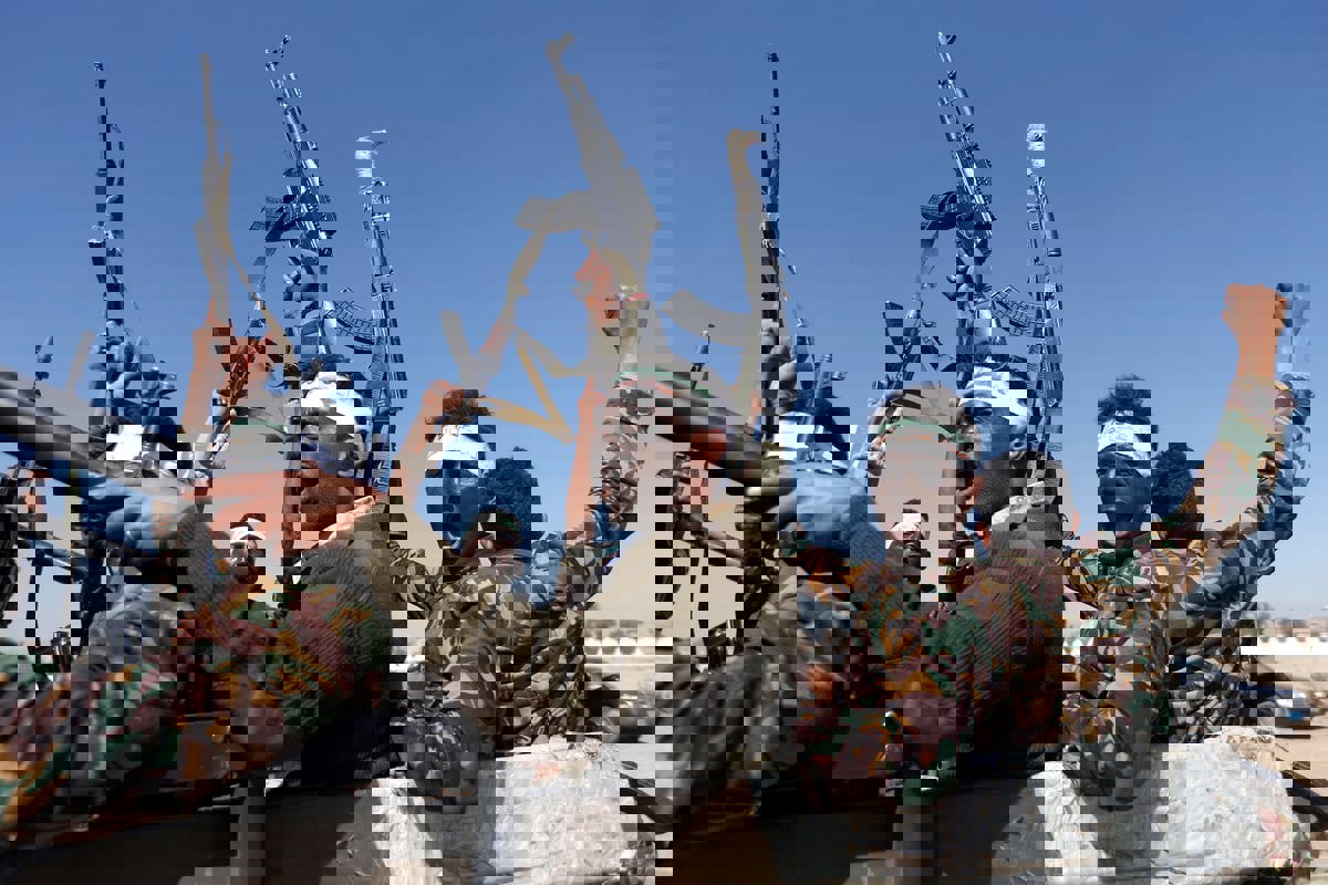 صاروخ حوثي يستهدف حيا سكنيا في شبوة (صور)‎
